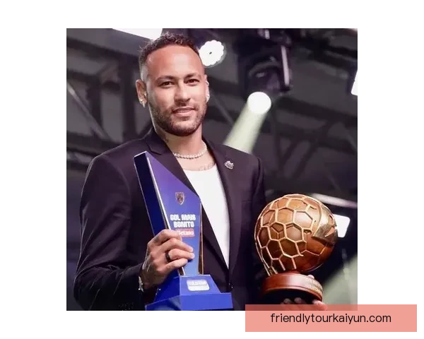 内马尔在桑托斯青训出道，展现出长期的攻击潜力与表现稳健。